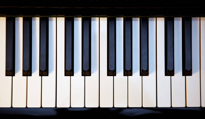 The notes on the carrier lines and their position on the piano keyboard